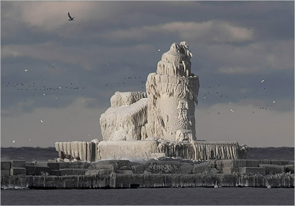frozen-lighthouse-2.jpg