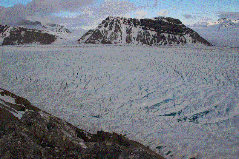 Supraglacial lakes filling and draining in the upper section of Kronebreen glacier, Svalbard. The sequence covers June to July 2015, one image per day.