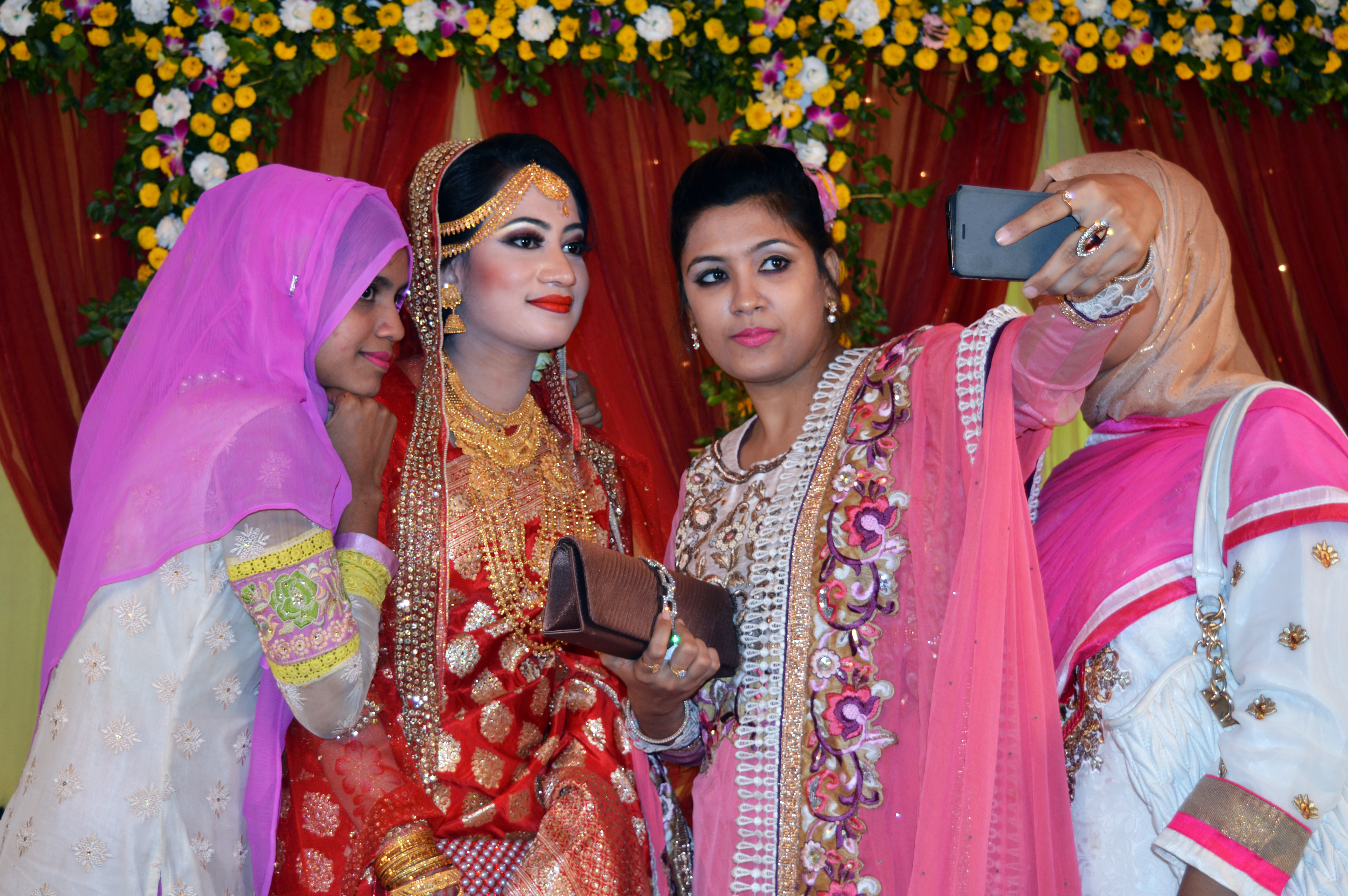 Bangladeshi_women_taking_Selfie_at_wedding_ceremony_(01).jpg