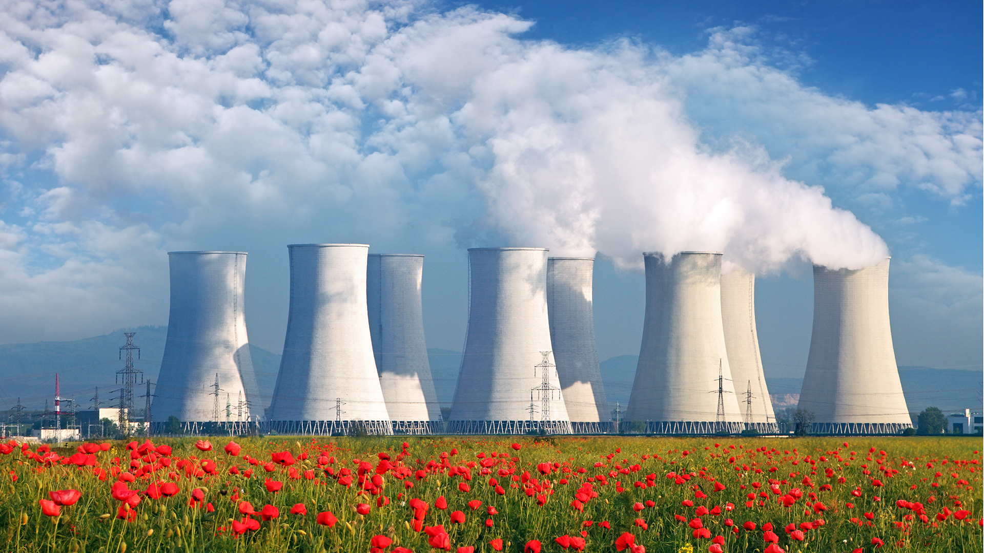 Varias torres de refrigeración de una central nuclear