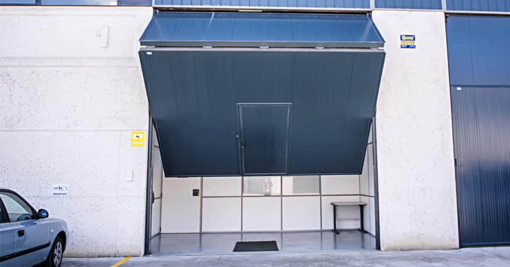 Puerta motorizada con puerta de acceso peatonal integrada
