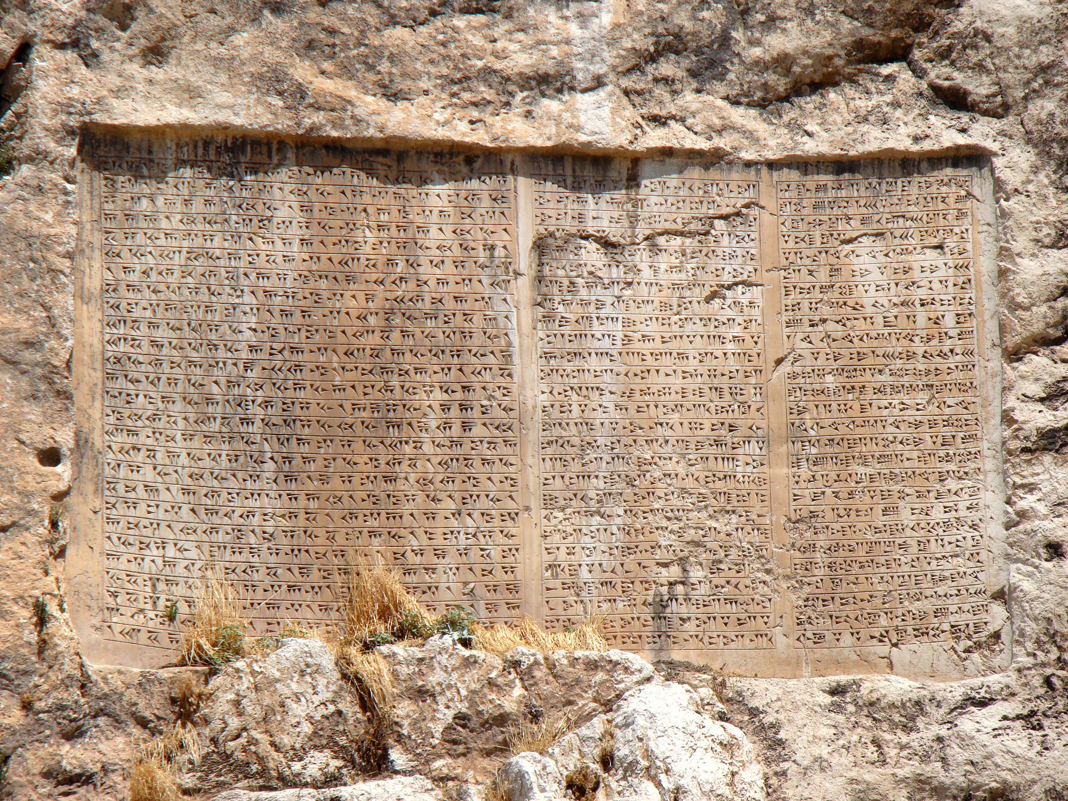 Xerxes_Cuneiform_Van.jpeg