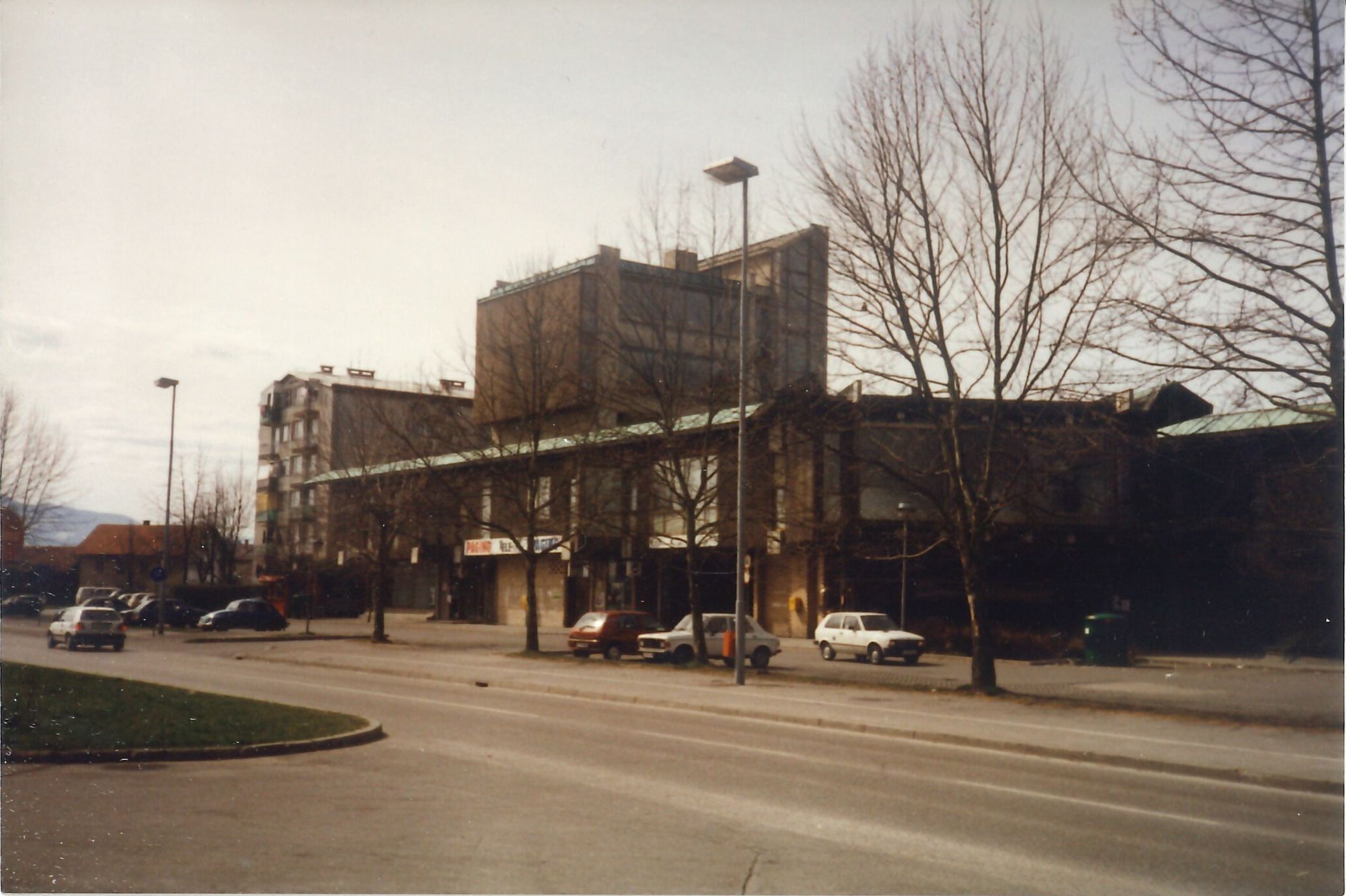 Slika 1: Poslopje, v katerem so bili prostori Urada za
                                priseljevanje in begunce na Riharjevi 38 v Ljubljani. Foto:
                                    , 2.
                                april 1995
