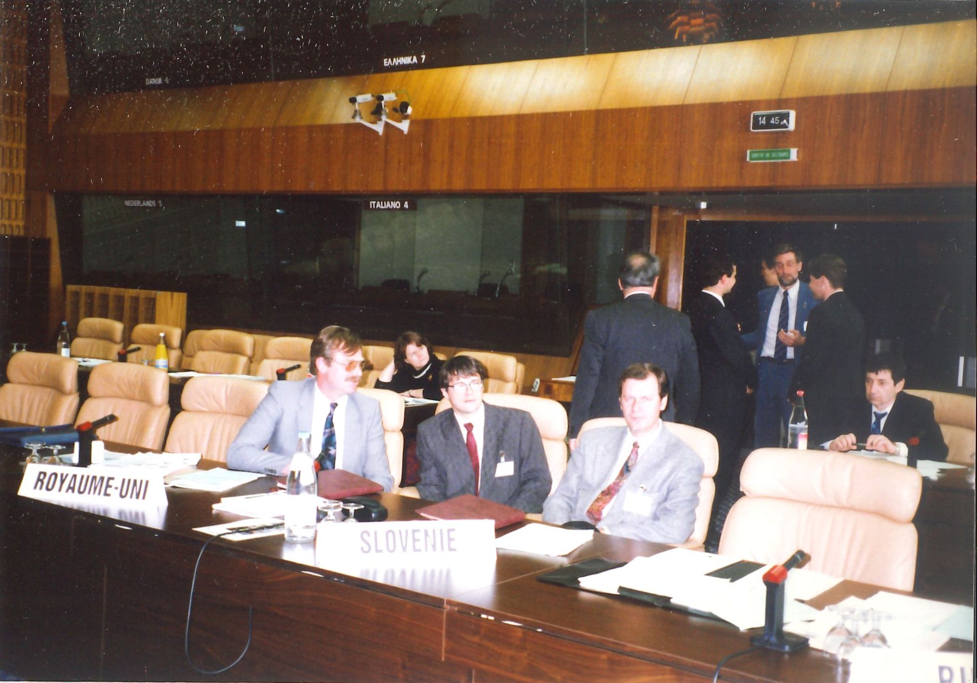 Slika 10: Slovenska delegacija na pripravljalnem sestanku
                                berlinske konference o nedovoljenih migracijah 11. in 12. maja 1992
                                v Luxembourgu; z desne proti levi so ,  in
                                     (MNZ
                                RS).