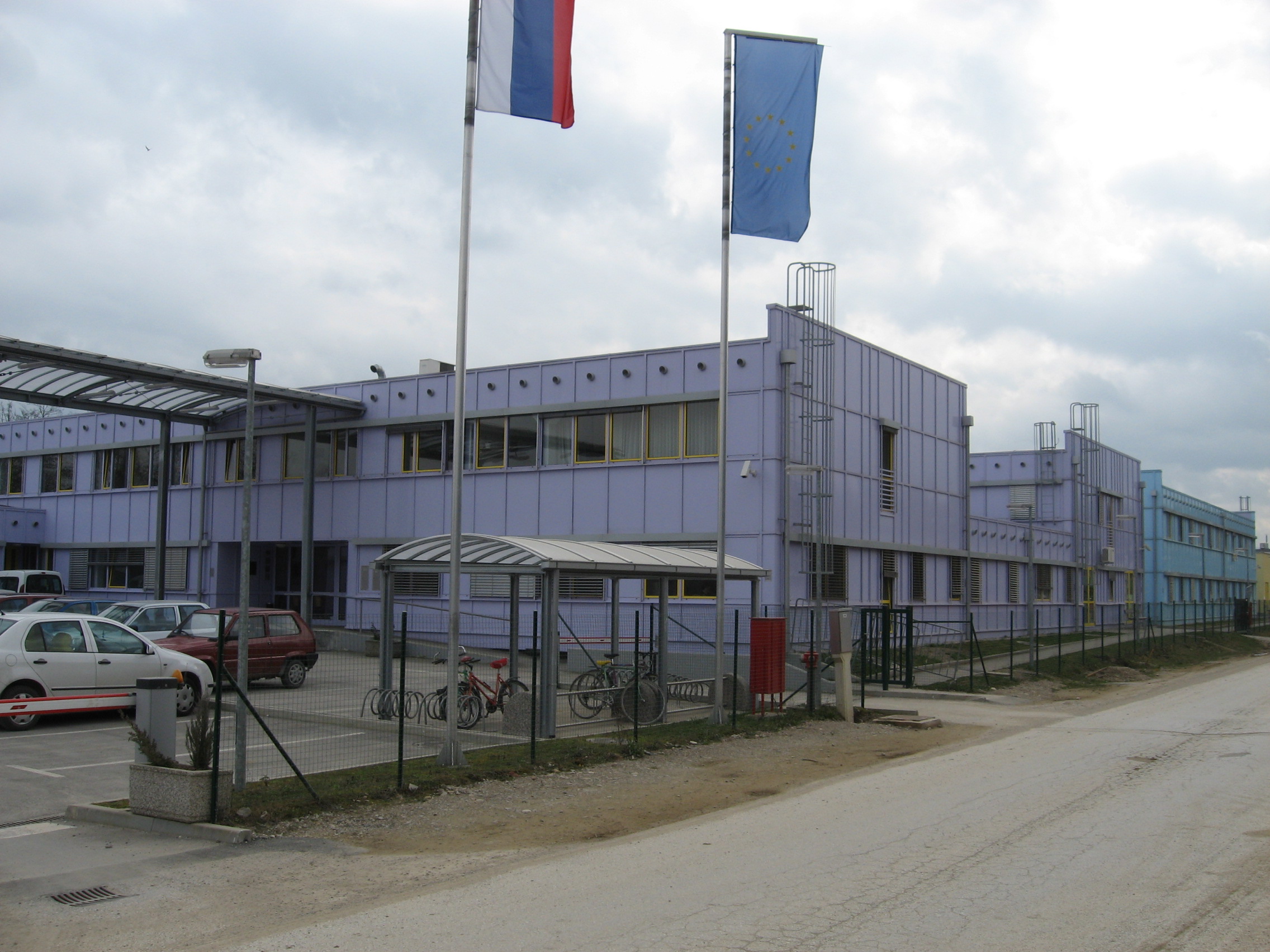 Slika 11: Poslopje azilnega doma na Cesti v Gorice 19 v
                                Ljubljani (MNZ RS).