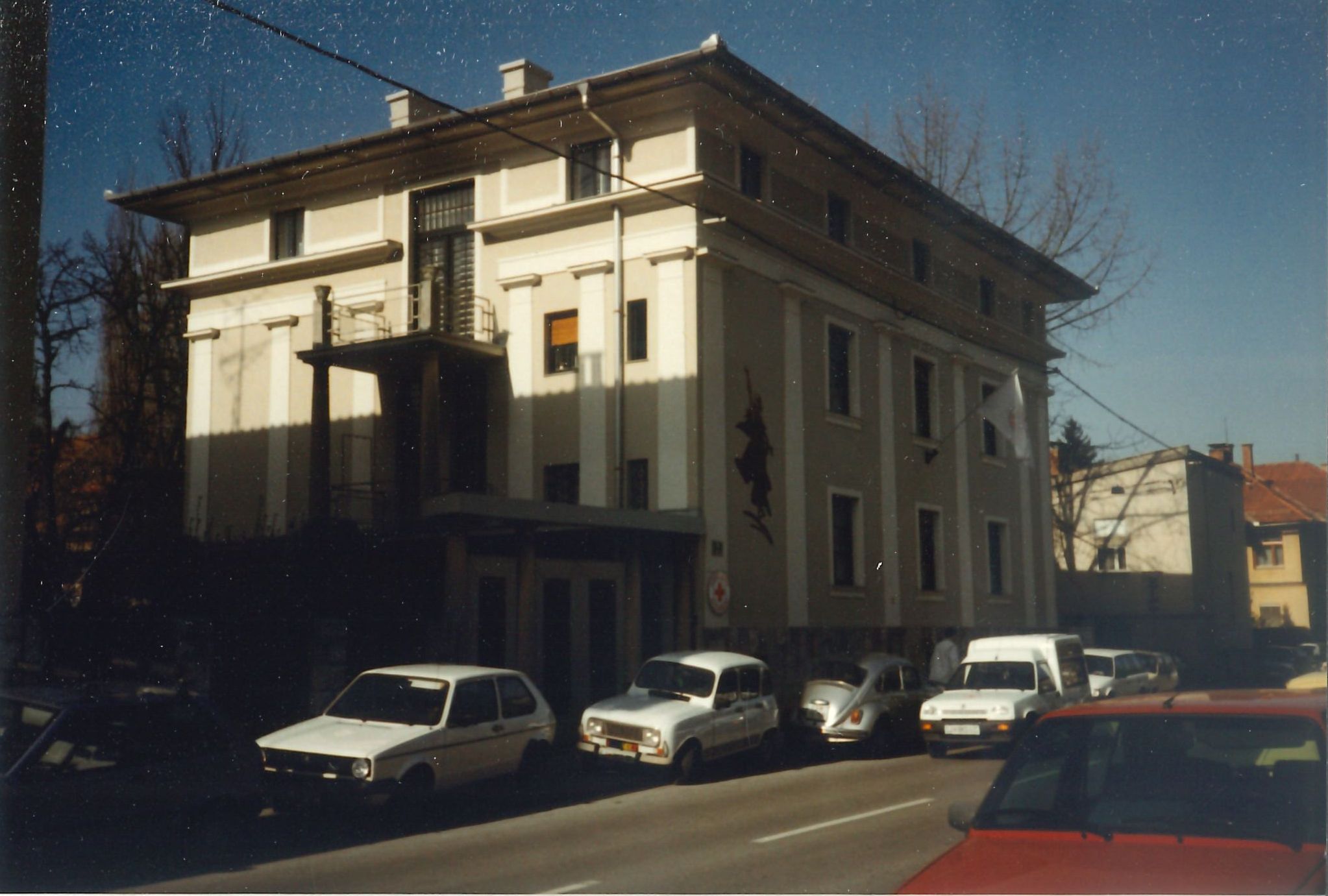 Slika 3: Sedež Rdečega križa Slovenije na Mirju 19 v Ljubljani.
                                Foto: , 2.
                                april 1995