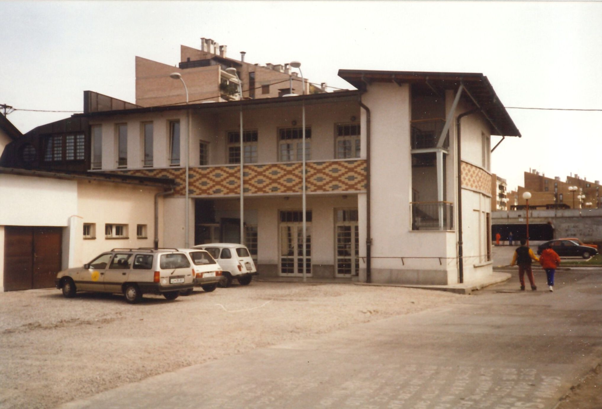 Slika 4: Hiša na Karunovi ulici 14 v Ljubljani, kjer je od
                                svoje ustanovitve dalje delovalo KUD France Prešeren. Foto:
                                    , 2.
                                april 1995.