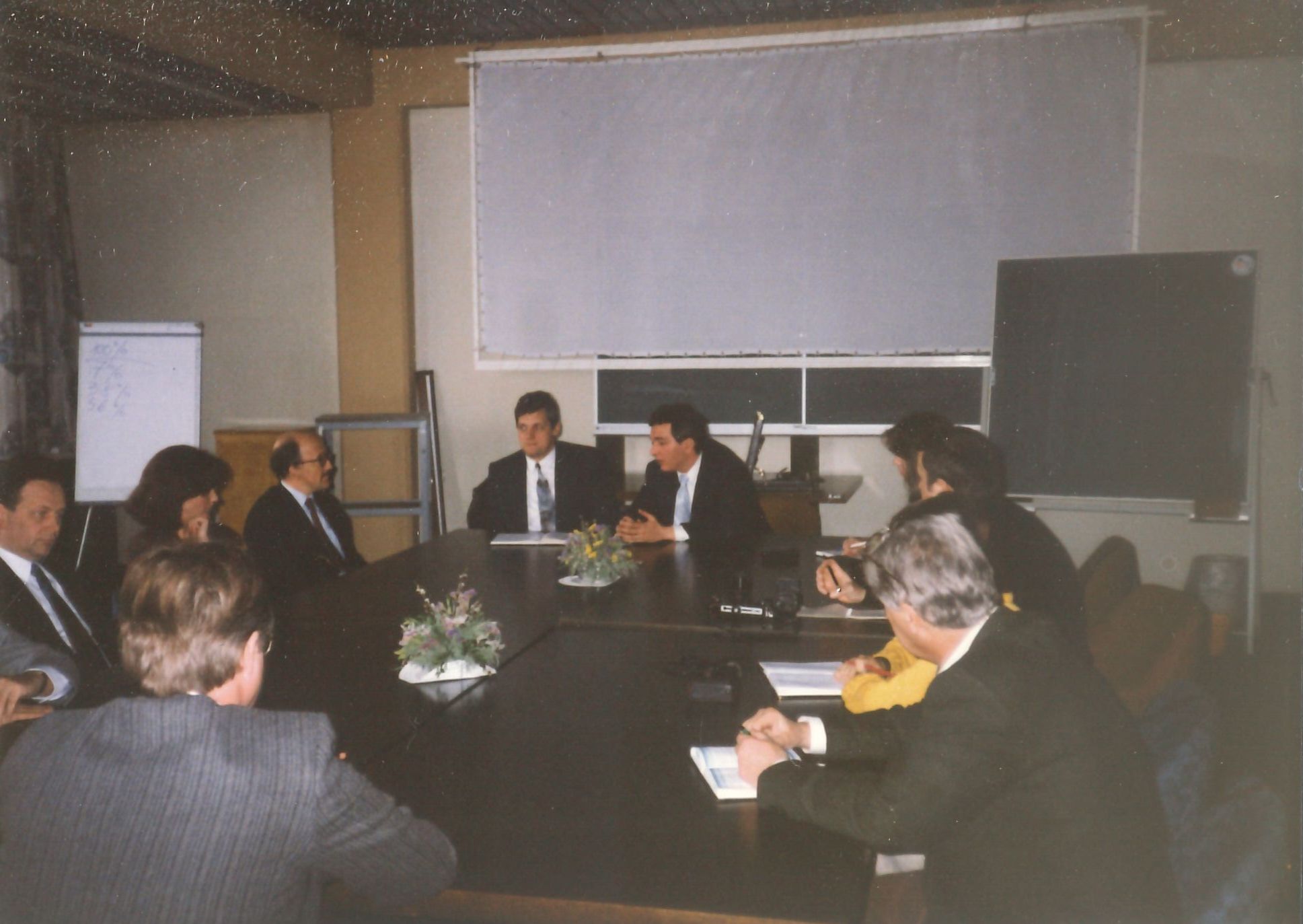 Slika 5: Časnikarska konferenca vodstva seminarja o beguncih na
                                Brdu pri Kranju 18. marca 1992, namenjenega delavcem notranjih zadev
                                (MNZ RS)