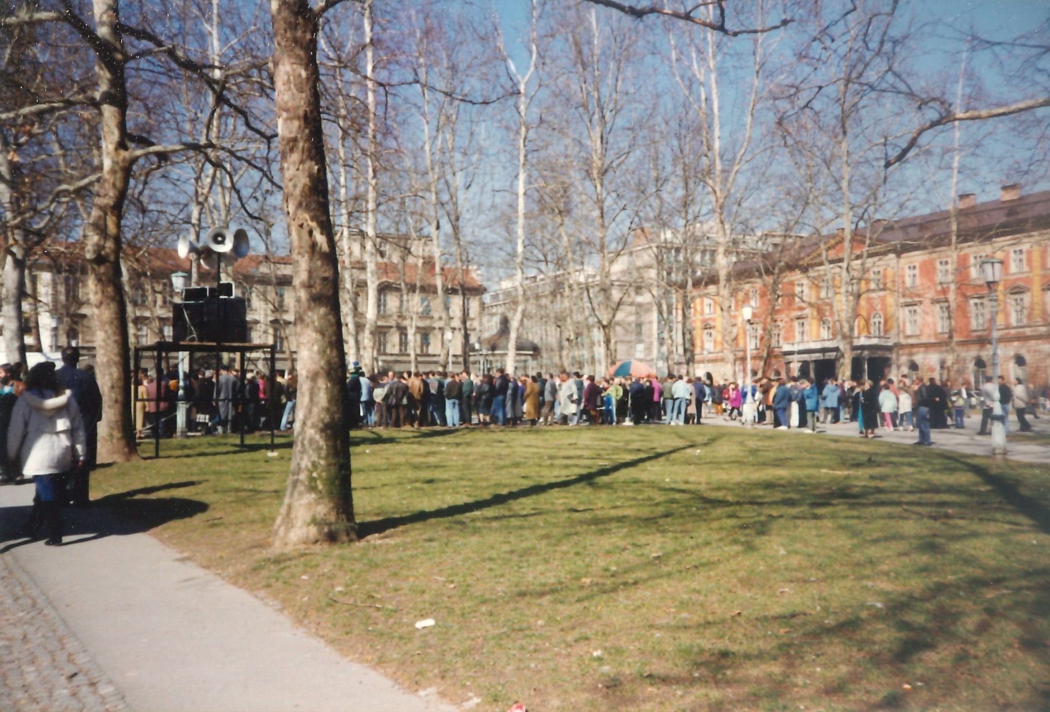 Slika 8: Shod v podporo bosanskim beguncem na Kongresnem trgu v
                                Ljubljani 5. marca 1994. Foto: 
                     