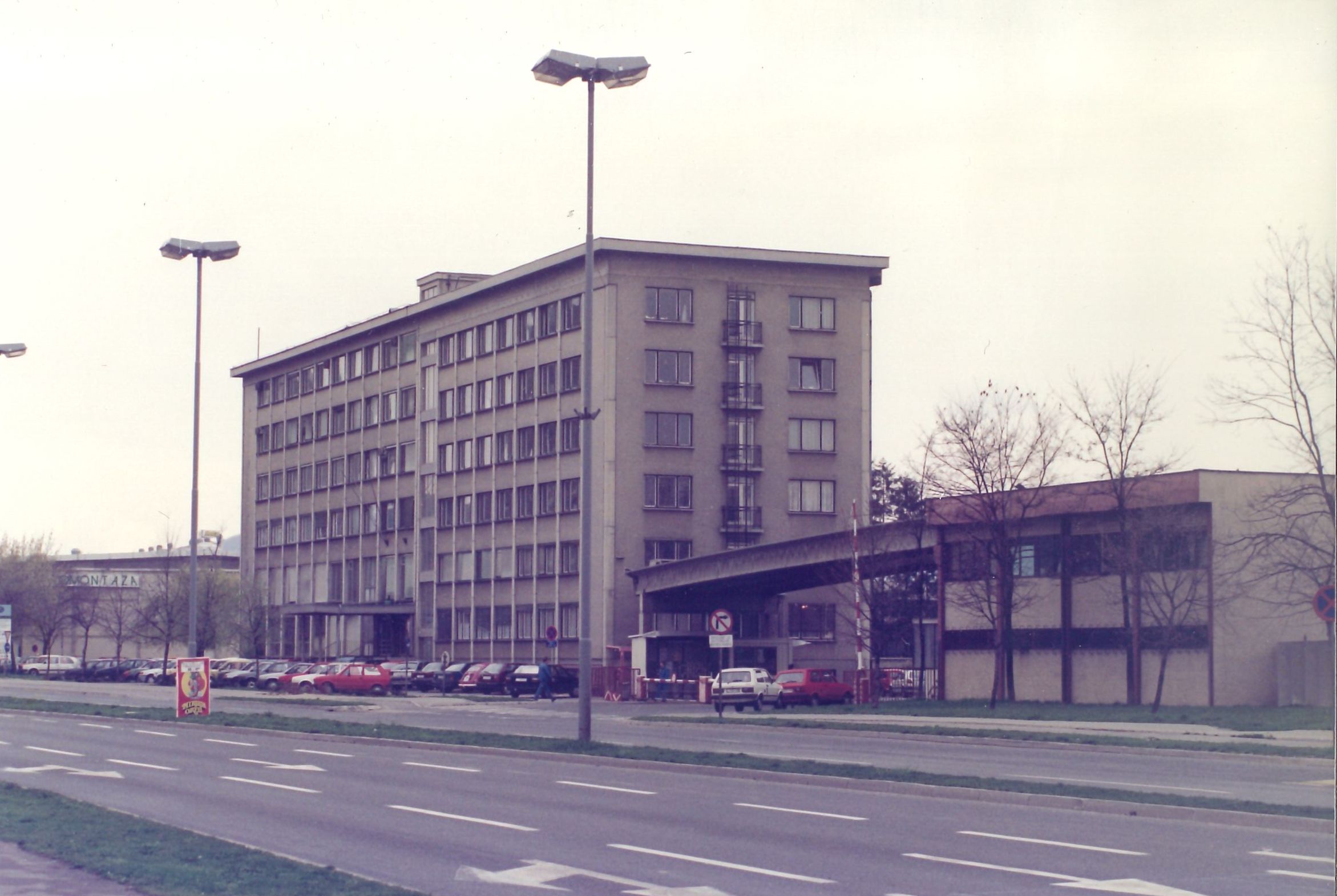 Slika 9: Poslopje nekdanjega prehodnega doma za tujce na
                                Celovški cesti 166 v Ljubljani. Foto: 
                     